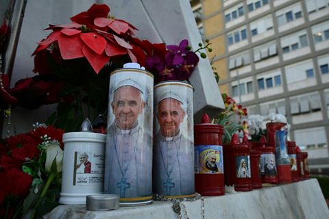 Kerzen für Franzikus vor dem Gemelli-Krankenhaus in Rom
