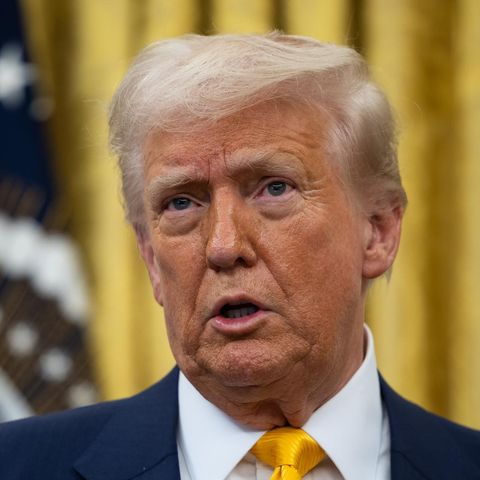 US-Präsident Donald Trump steht im Oval Office und spricht