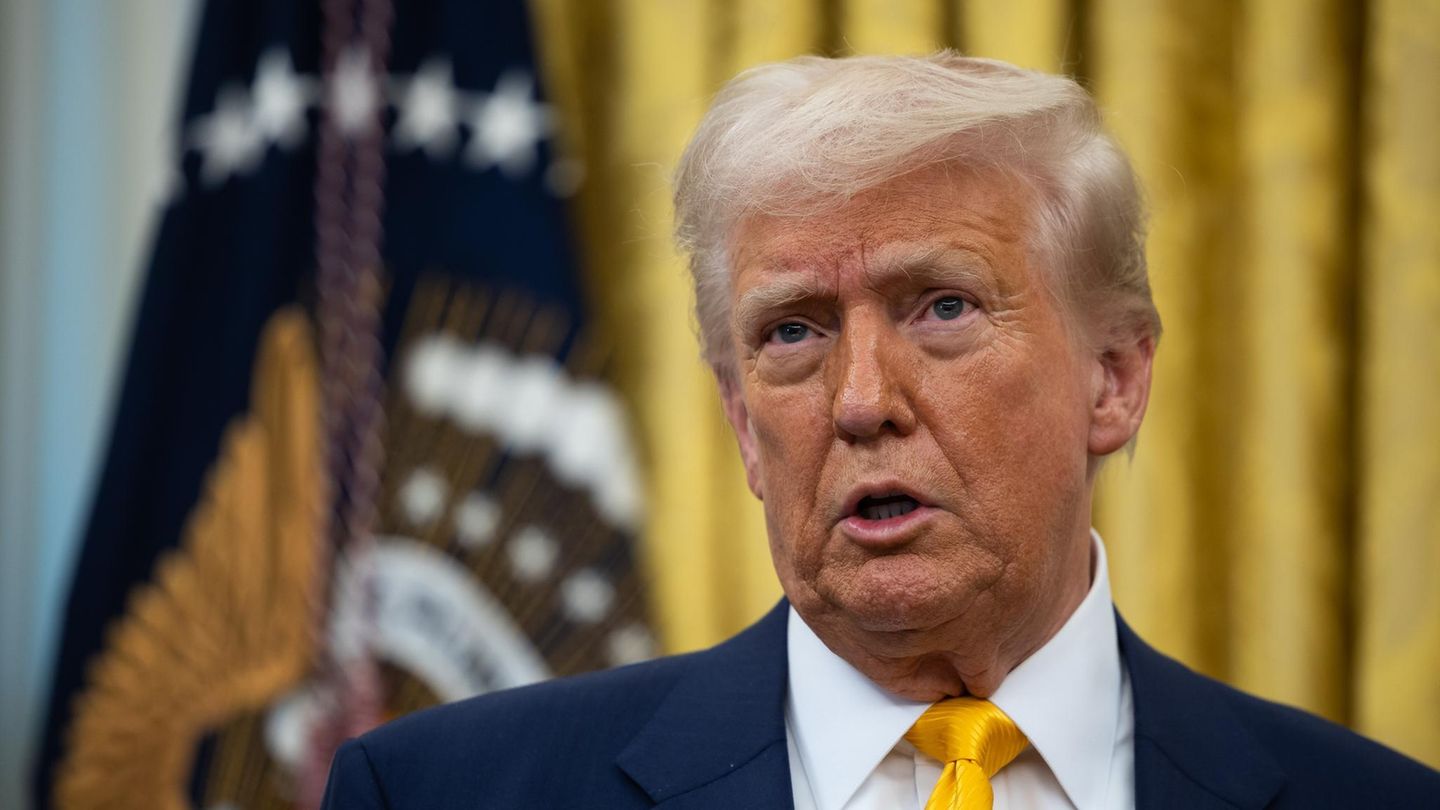 US-Präsident Donald Trump steht im Oval Office und spricht