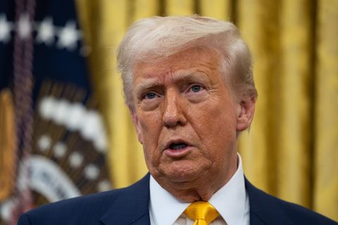 US-Präsident Donald Trump steht im Oval Office und spricht