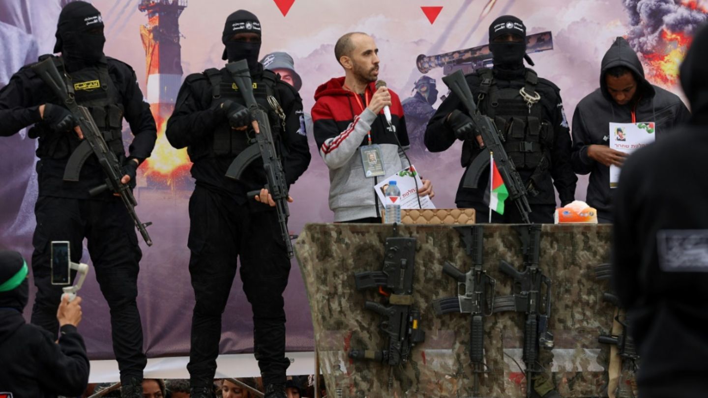 Mengistu (r.) und Schoham (3.v.l.) mit Hamas-Kämpfern