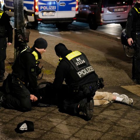 Am Holocaust-Mahnmal in Berlin halten Polizisten einen Mann am Boden fest