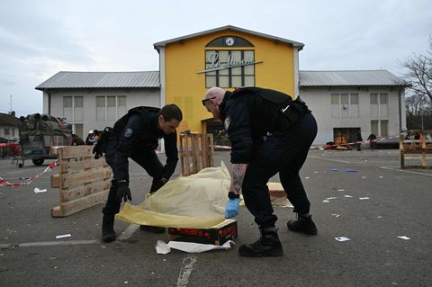Am Ort eines Messerangriffs in Mulhouse verpacken zwei Polizisten mögliches Beweismaterial