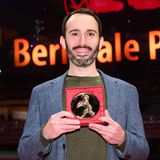 "Holding Liat" von Brandon Kramer