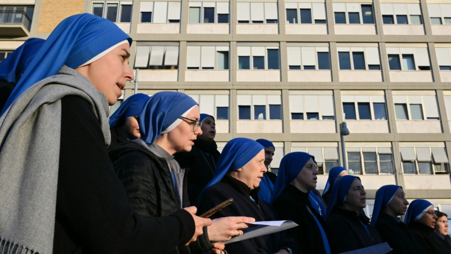 Nonnen singen vor der Gemelli-Klinik in Rom
