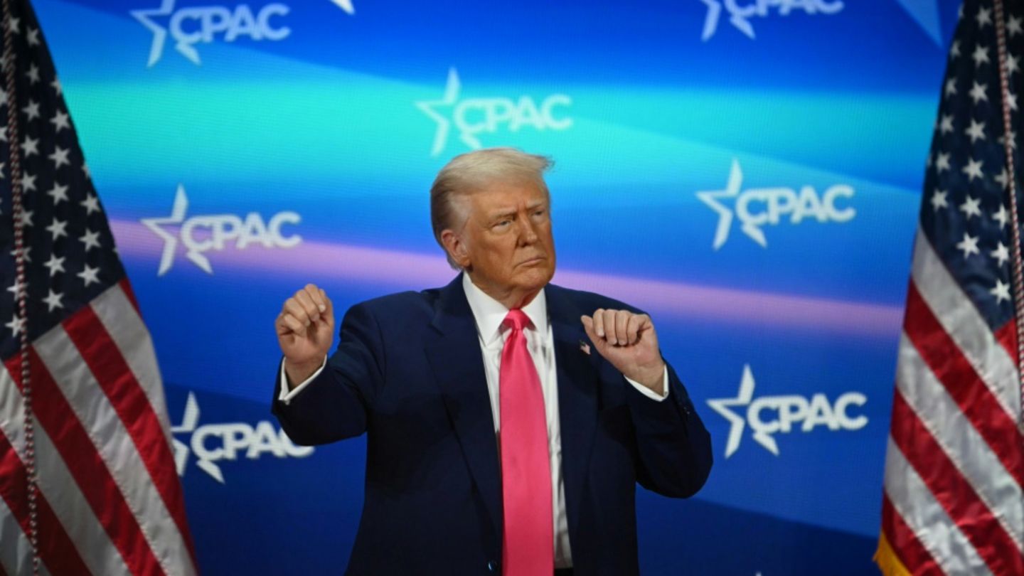Donald Trump macht bei der CPAC Tanzbewegungen