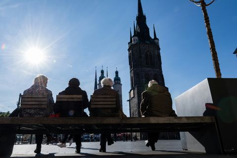 Menschen auf einer Bank im Zentrum von Halle