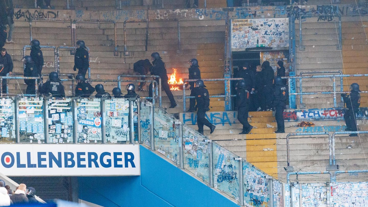 Nach dem Spiel Hansa Rostock gegen Dynamo Dresden räumte die Polizei den Gästeblock.
