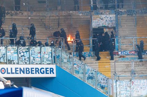 Nach dem Spiel Hansa Rostock gegen Dynamo Dresden räumte die Polizei den Gästeblock.