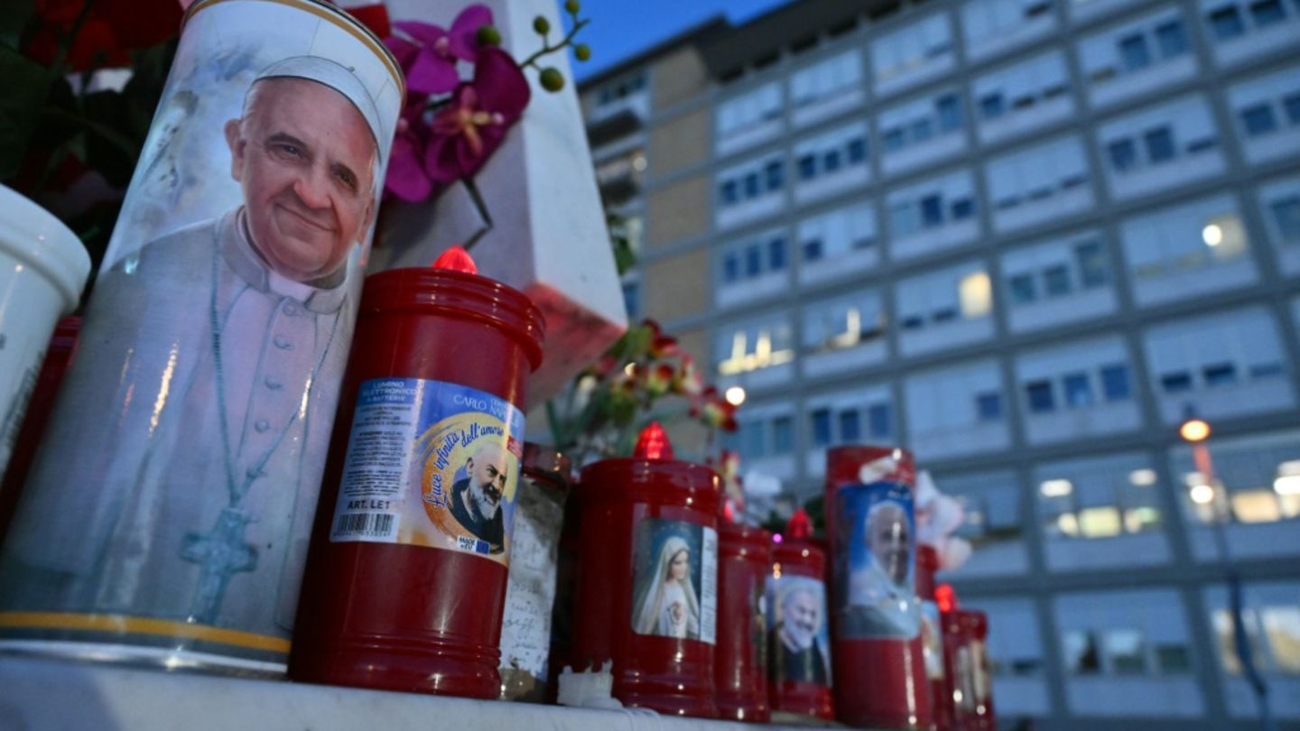 Gebetskerzen für den Papst vor dem Gemelli-Krankenhaus