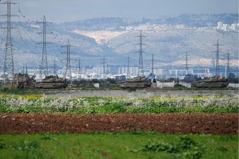 Panzer der Armee von Israel stehen im Flüchtingslager Dschenin im Westjordanland