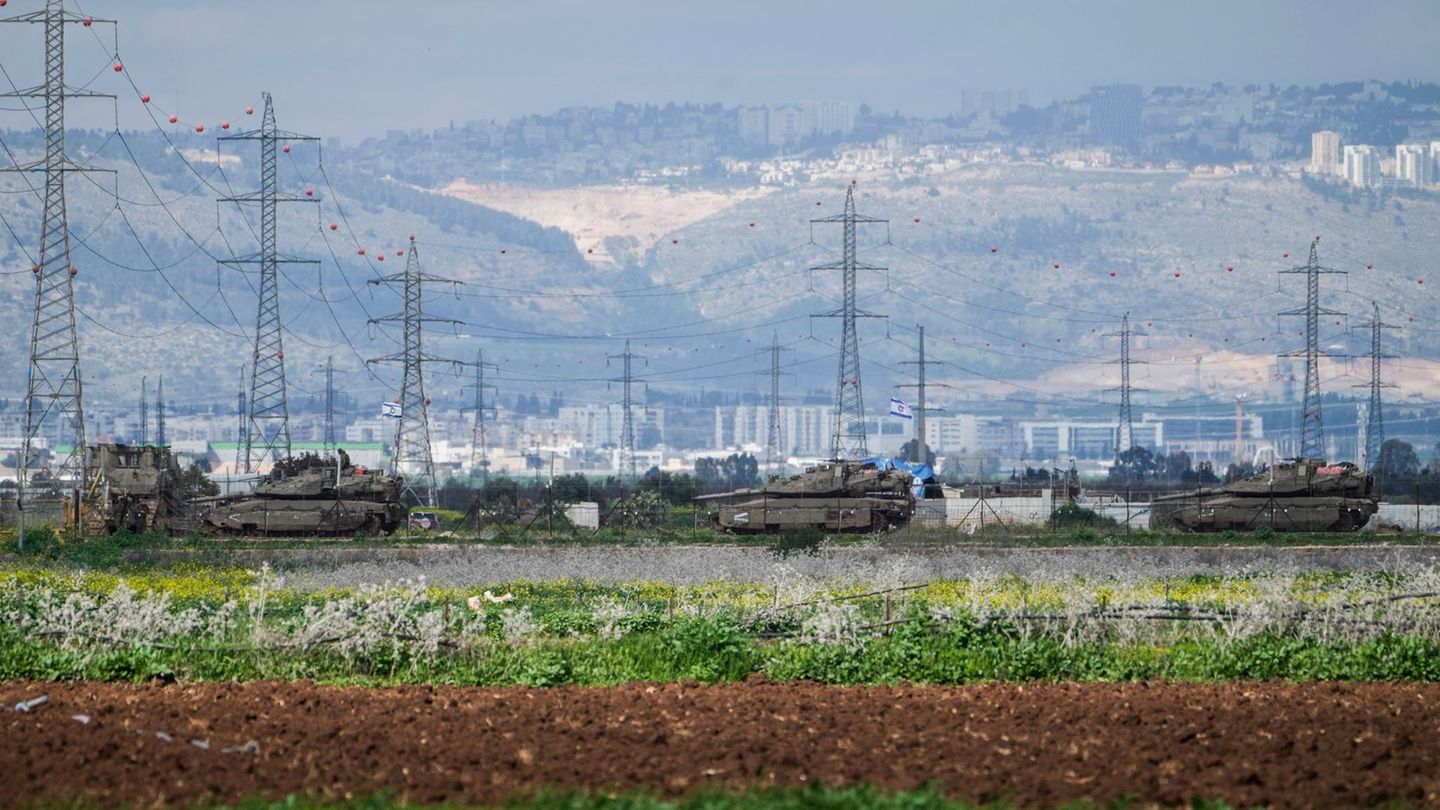 Panzer der Armee von Israel stehen im Flüchtingslager Dschenin im Westjordanland