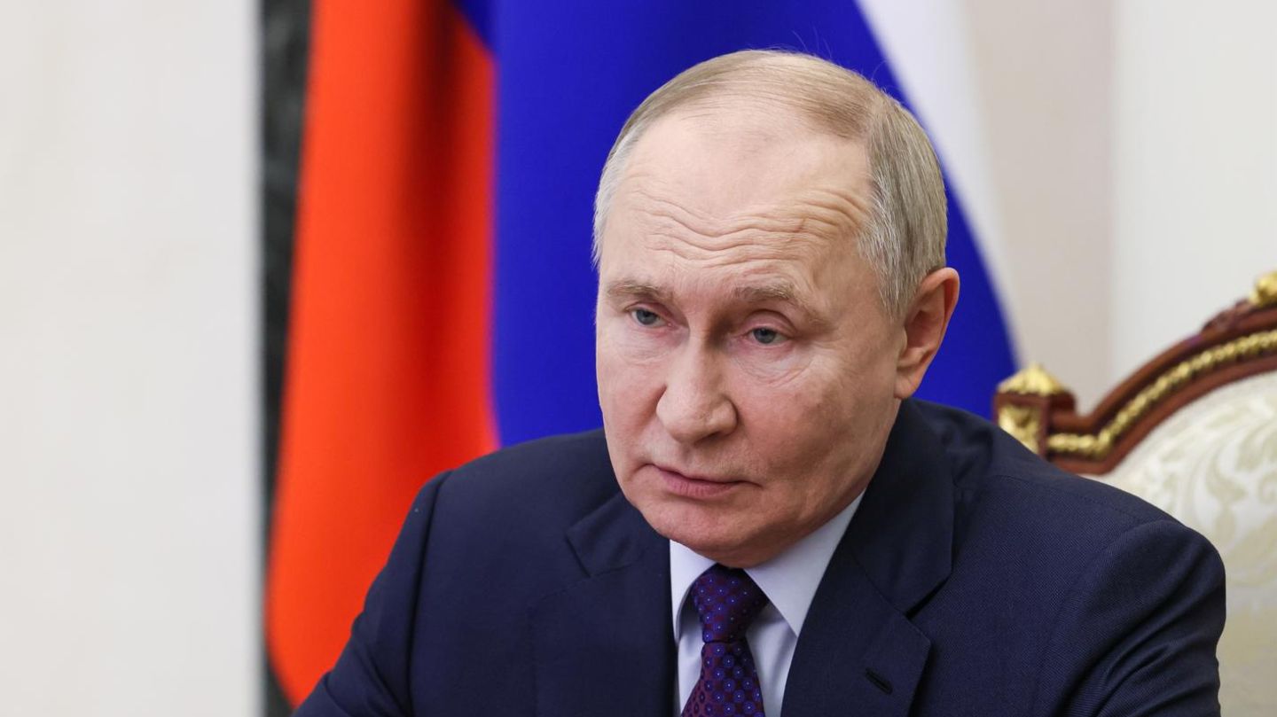Russlands Präsident Wladimir Putin sitzt an einem Schreibtisch und gestikuliert