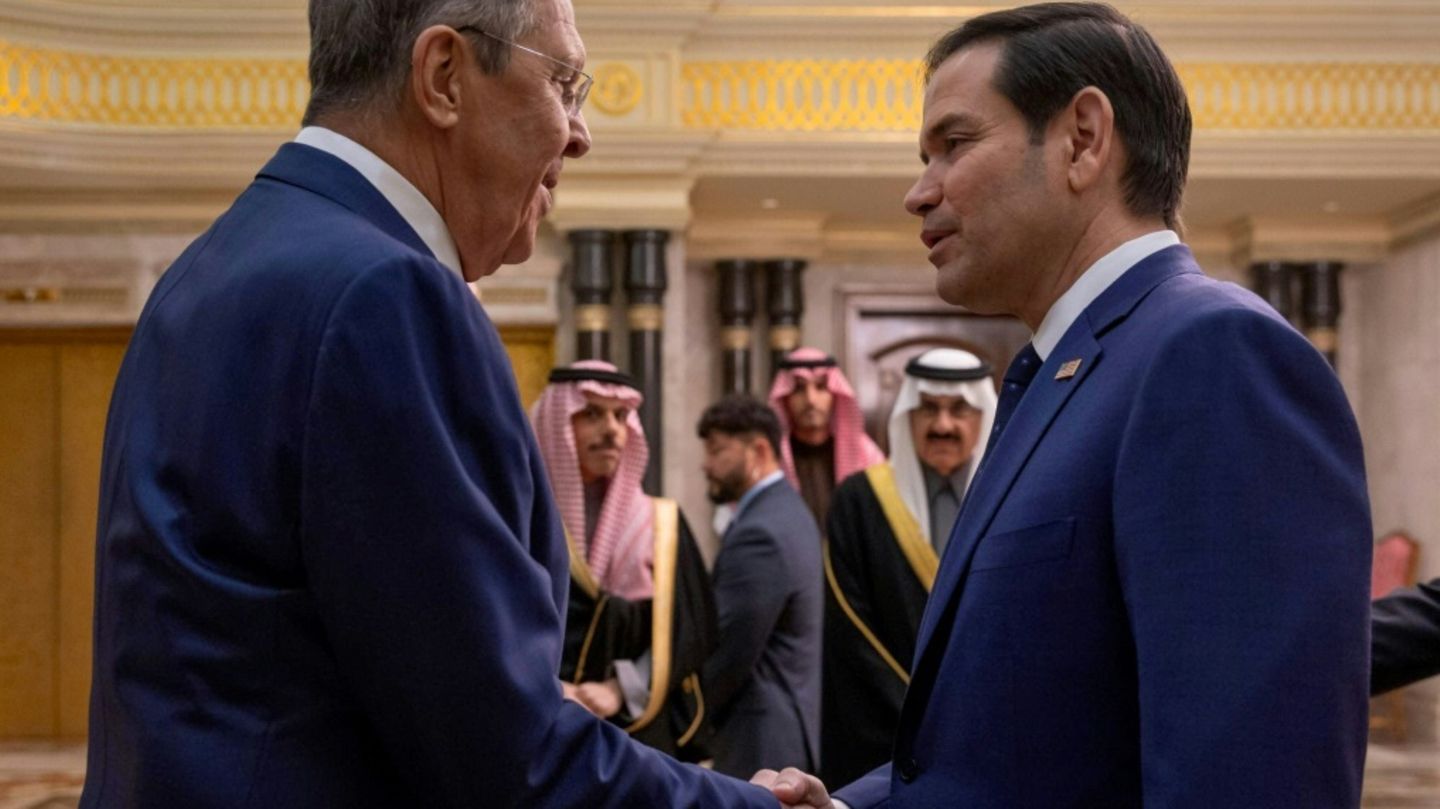 US-Außenminister Rubio (r.) und sein russischer Kollege Lawrow in Riad