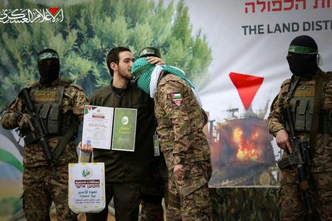 Die Geisel Omer Shem Tov bei seiner Freilassung