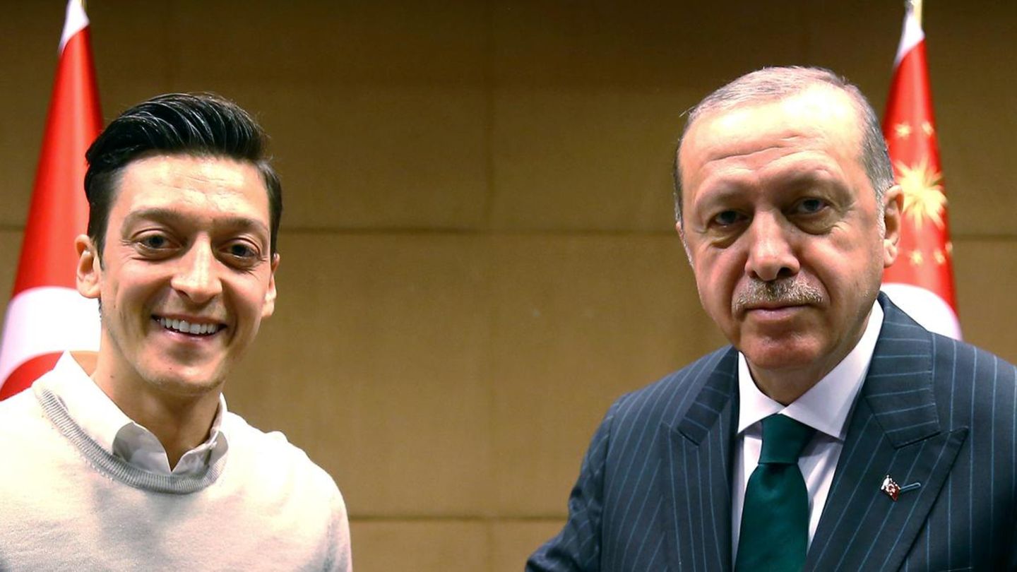 Mesut Özil (l.) und der türkische Präsident Recep Tayyip Erdogan halten gemeinsam ein Arsenal-Trikot von Özil