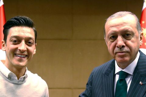 Mesut Özil (l.) und der türkische Präsident Recep Tayyip Erdogan halten gemeinsam ein Arsenal-Trikot von Özil
