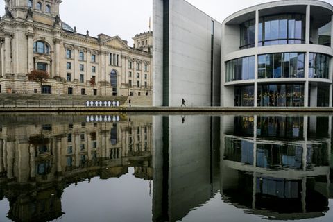 Paul-Löbe Haus (rechts) neben dem Reichstag