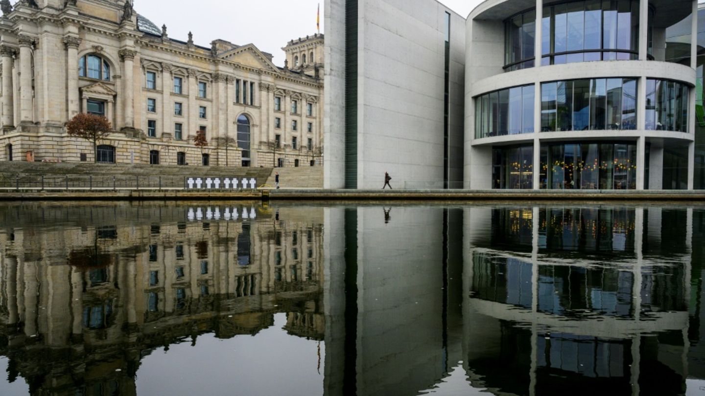 Paul-Löbe Haus (rechts) neben dem Reichstag