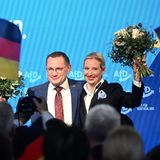 Tino Chrupalla und Alice Weidel auf der Bühne ihrer Wahlparty