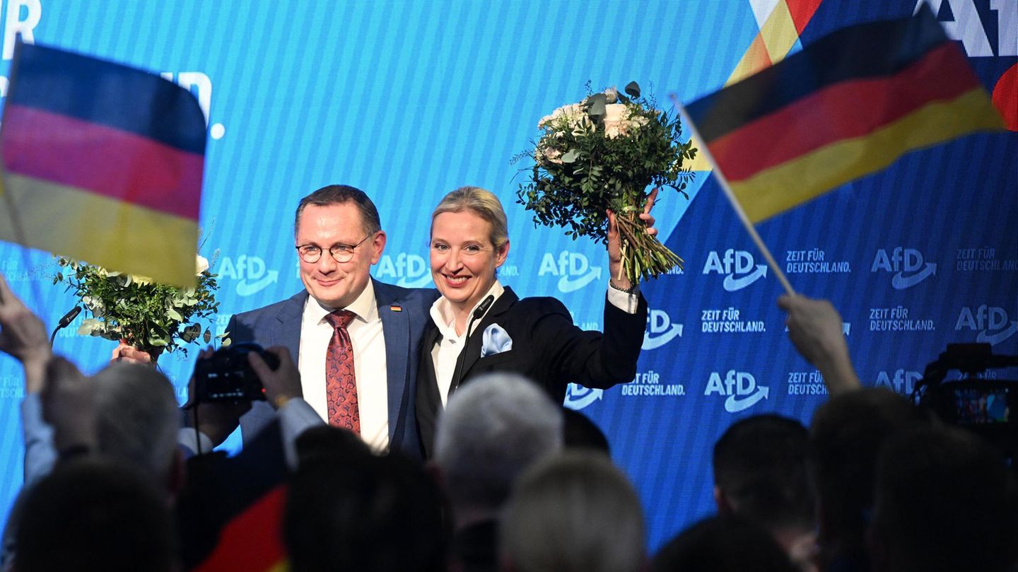 Tino Chrupalla und Alice Weidel auf der Bühne ihrer Wahlparty