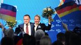 Tino Chrupalla und Alice Weidel auf der Bühne ihrer Wahlparty
