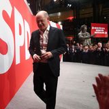 Olaf Schloz (SPD) geht von der Bühne im Willy-Brand-Haus ab