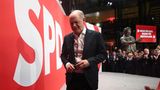 Olaf Schloz (SPD) geht von der Bühne im Willy-Brand-Haus ab
