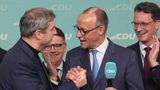 Ein Handschlag mit Markus Söder – so viel Harmonie zwischen CDU und CSU ist selten. Aber die Party im Konrad-Adenauer-Haus kann sich Bayerns Ministerpräsident Markus Söder natürlich nicht entgehen lassen
