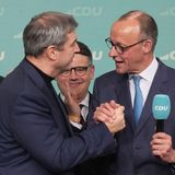 Ein Handschlag mit Markus Söder – so viel Harmonie zwischen CDU und CSU ist selten. Aber die Party im Konrad-Adenauer-Haus kann sich Bayerns Ministerpräsident Markus Söder natürlich nicht entgehen lassen