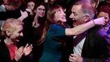 Bei den Linken geht es dagegen richtig ab: Spitzenkandidatin Heidi Reichinnek fliegt dem Parteivorsitzenden Jan van Aken mit Schwung um den Hals