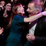 Bei den Linken geht es dagegen richtig ab: Spitzenkandidatin Heidi Reichinnek fliegt dem Parteivorsitzenden Jan van Aken mit Schwung um den Hals