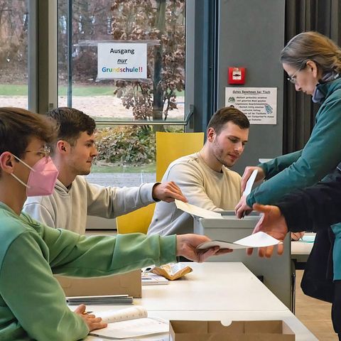 Bundestag election: voting in the polling station