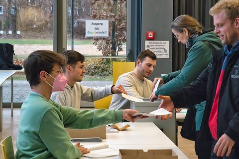 Bundestagswahl: Stimmabgabe im Wahllokal