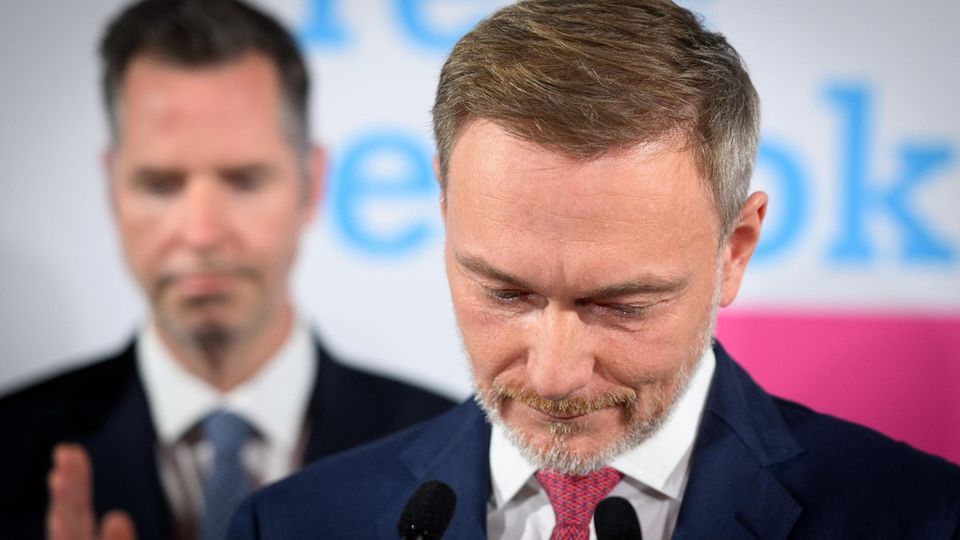 Christian Lindner zur FDP-Niederlage: "Wir zahlen einen hohen Preis" (Video) Christian Lindner zur FDP-Niederlage: "Wir zahlen einen hohen Preis" (Video)