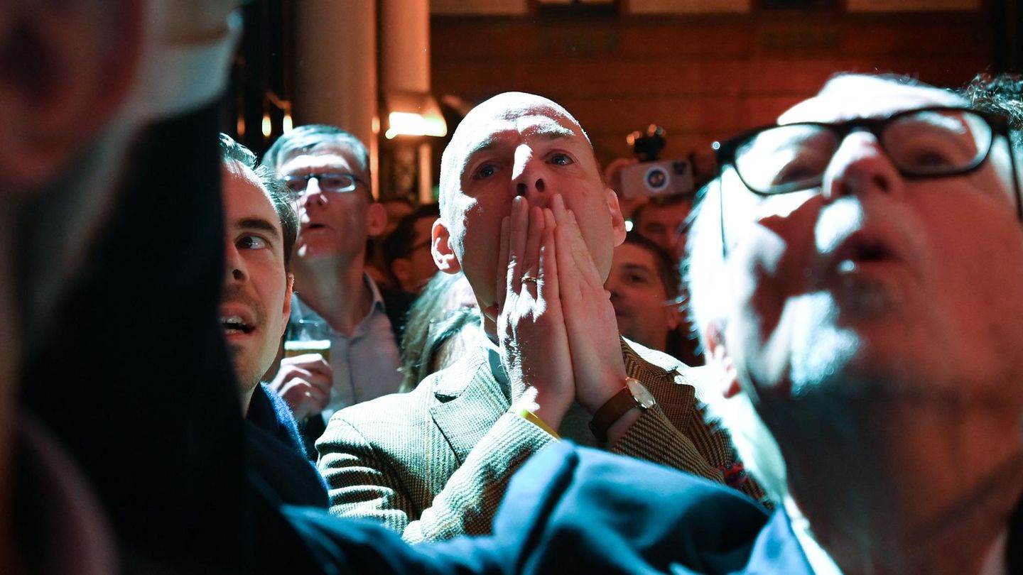 Die FDP-Mitglieder auf der Wahlparty bangen