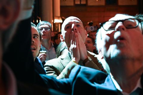 Die FDP-Mitglieder auf der Wahlparty bangen