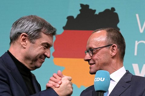 Friedrich Merz und Markus Söder schlagen auf der Bühne wegen des Ergebnisses der Bundestagswahl ein