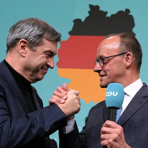 Friedrich Merz und Markus Söder schlagen auf der Bühne wegen des Ergebnisses der Bundestagswahl ein