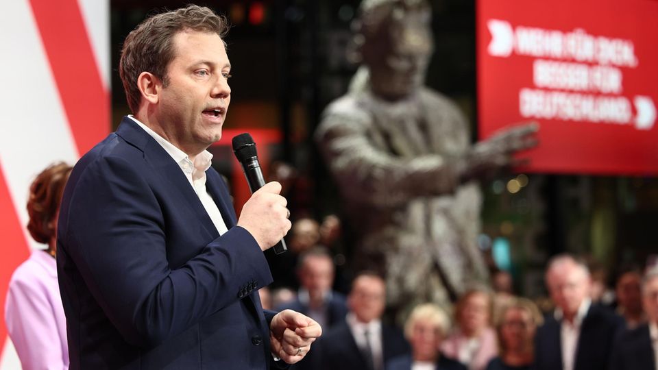 Wahldebakel: Angriff ist die beste Verteidigung: SPD-Parteichef Lars Klingbeil nutzte die Wahlparty für eine Kampfansage Angriff ist die beste Verteidigung: SPD-Parteichef Lars Klingbeil nutzte die Wahlparty für eine Kampfansage