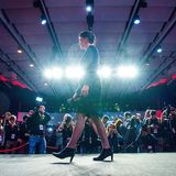 Sahra Wagenknecht des BSW läuft über die Bühne auf ihrer Wahlparty