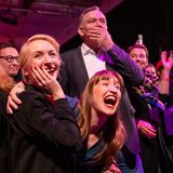 Die Partei hat aber auch allen Grund zum Feiern: Neun Prozent der Wahlstimmen ergatterten die Linken und feiern damit ein Comeback, das nach der Abspaltung von Sahra Wagenknecht und der Gründung des BSW wohl kaum einer erwartet hätte