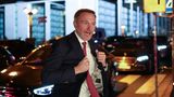 Parteichef Christian Lindner kündigt im Laufe des Abends an, seine politische Karriere aufzugeben, sollte die FDP an der Fünf-Prozent-Hürde scheitern. Aber womöglich kann er das verschmerzen, denn seine Frau erwartet ein Kind