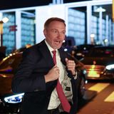 Parteichef Christian Lindner kündigt im Laufe des Abends an, seine politische Karriere aufzugeben, sollte die FDP an der Fünf-Prozent-Hürde scheitern. Aber womöglich kann er das verschmerzen, denn seine Frau erwartet ein Kind
