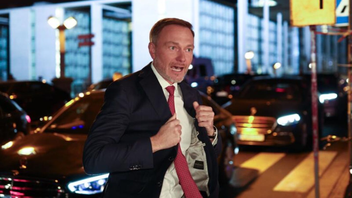 Parteichef Christian Lindner kündigt im Laufe des Abends an, seine politische Karriere aufzugeben, sollte die FDP an der Fünf-Prozent-Hürde scheitern. Aber womöglich kann er das verschmerzen, denn seine Frau erwartet ein Kind