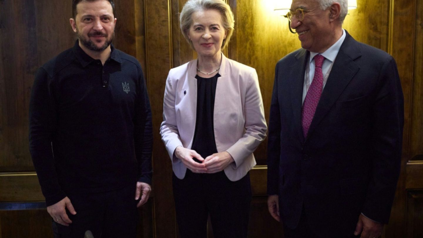 Der ukrainische Präsident Selenskyj mit Kommissionschefin von der Leyen und EU-Ratspräsident Costa (v.l.)