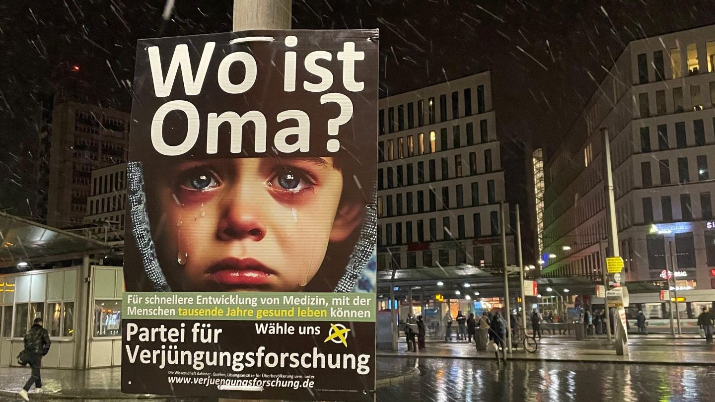 Plakat der Partei für Verjüngungsforschung vor der Bundestagswahl: Wo ist Oma?