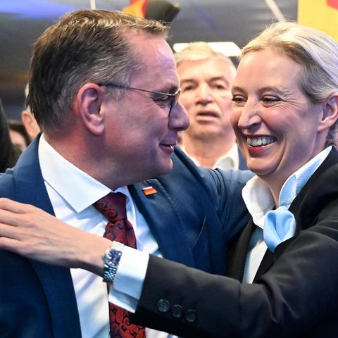 Das AfD-Führungspaar Tino Chrupalla und Alice Weidel feiert