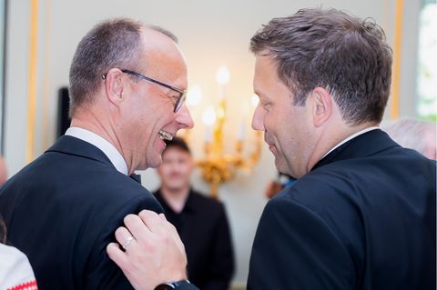 Friedrich Merz (l) und Lars Klingbeil unterhalten sich zu Beginn beim Dinner des 69. Bundespresseballs im Hotel Adlon, 2022