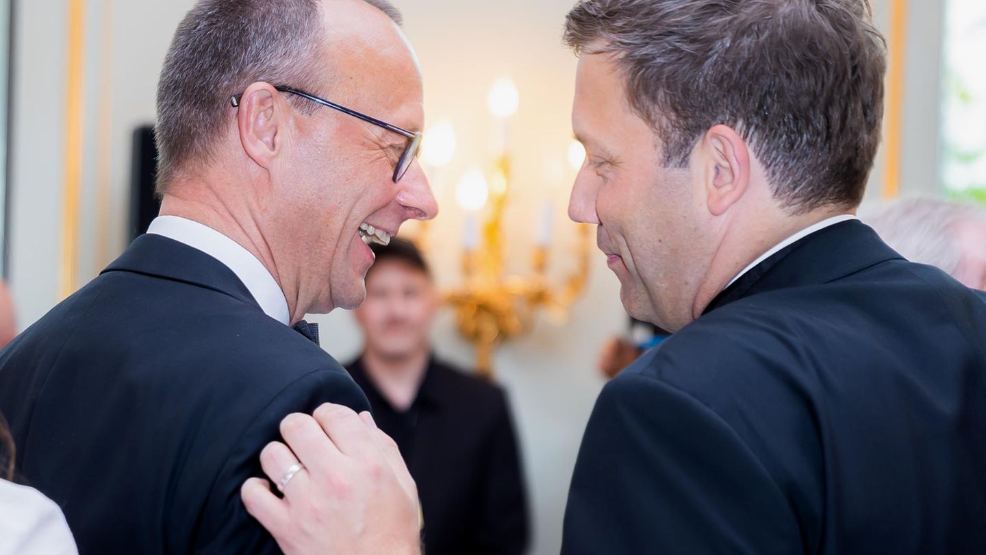 Friedrich Merz (l) und Lars Klingbeil unterhalten sich zu Beginn beim Dinner des 69. Bundespresseballs im Hotel Adlon, 2022